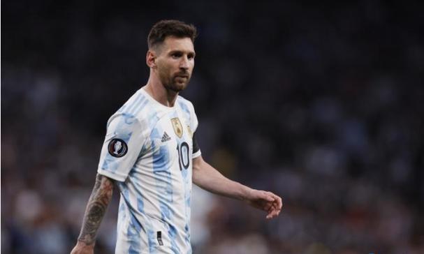 何炅能睿智的把握全局，具备了导演的专业素养与执着敬业的精神